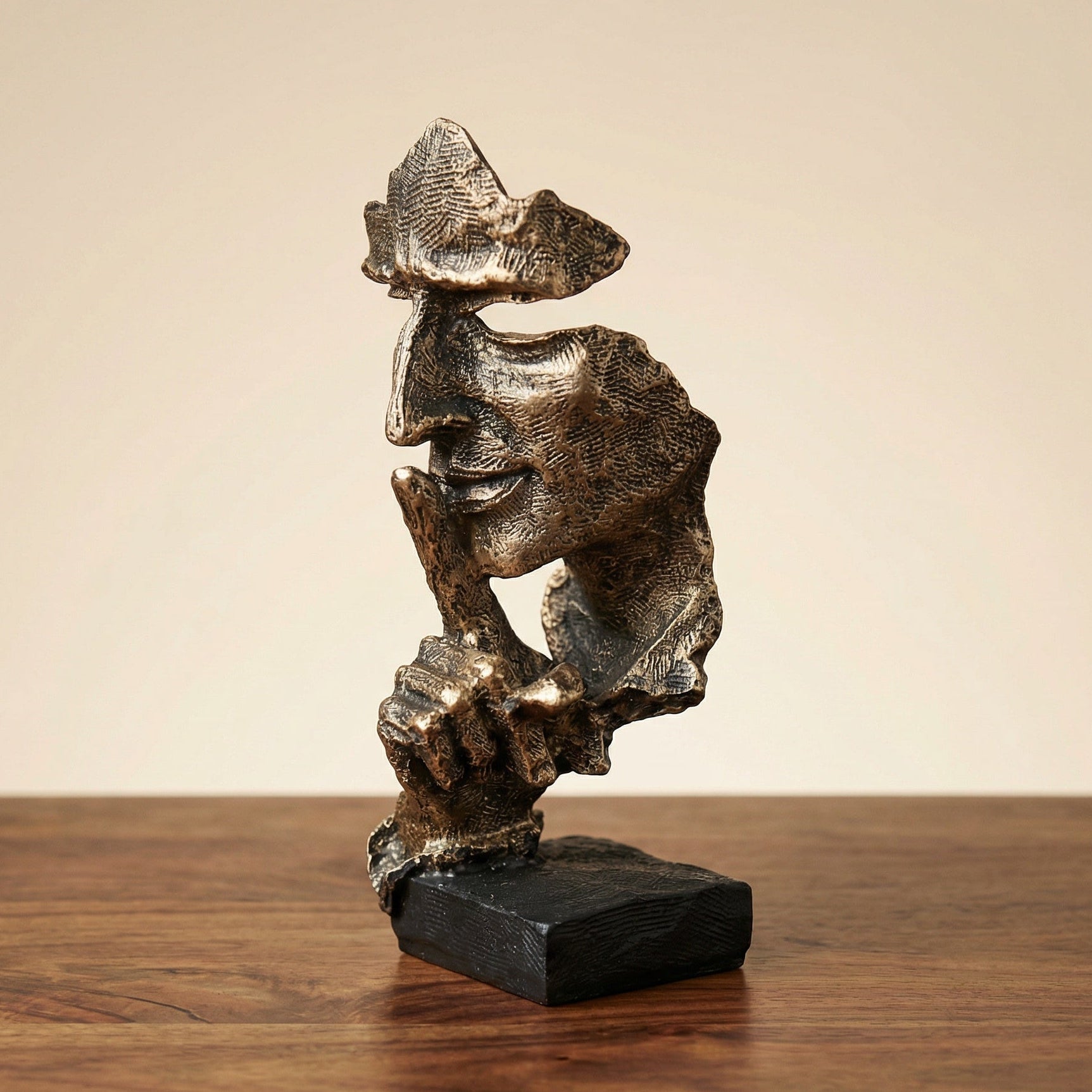 Abstrakte Skulptur – Moderne Dekoration mit Künstlerischer Form und Me – Bolendo