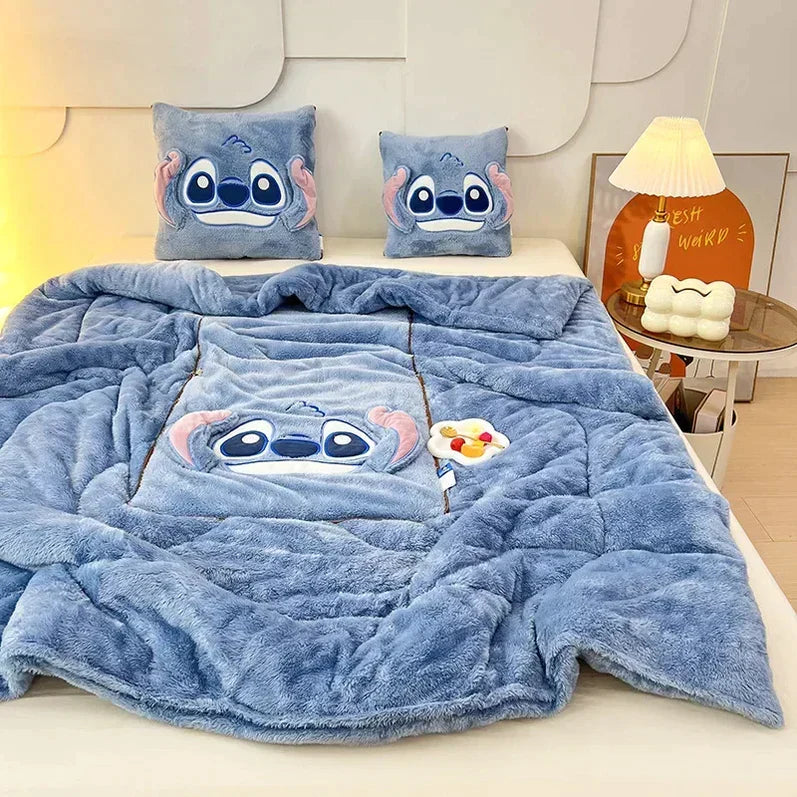 CozyNest – Decke mit Kissen 2-in-1 Plüschdesign – für Zuhause & Reisen