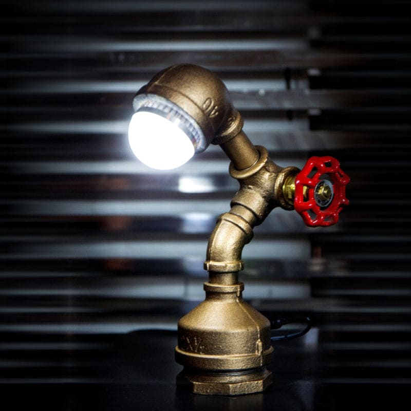 GlowBot - Robot in ottone steampunk con luce e interruttore a valvola rotante