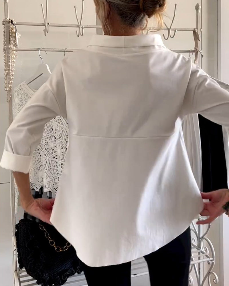 Top a rete bianco con rever – Eleganza senza tempo ridefinita