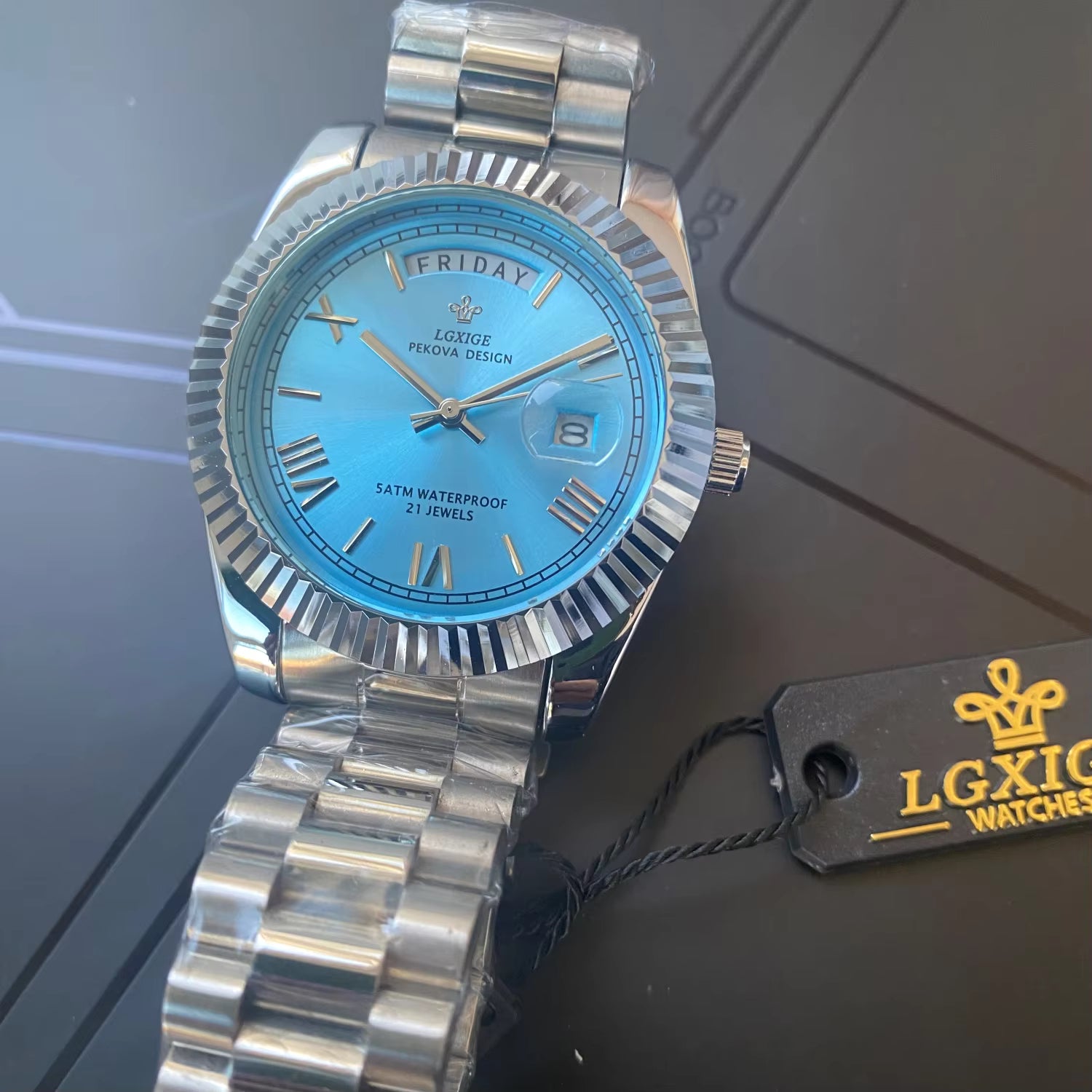 Herrenarmbanduhr – Elegantes Design mit Tages- und Datumsanzeige