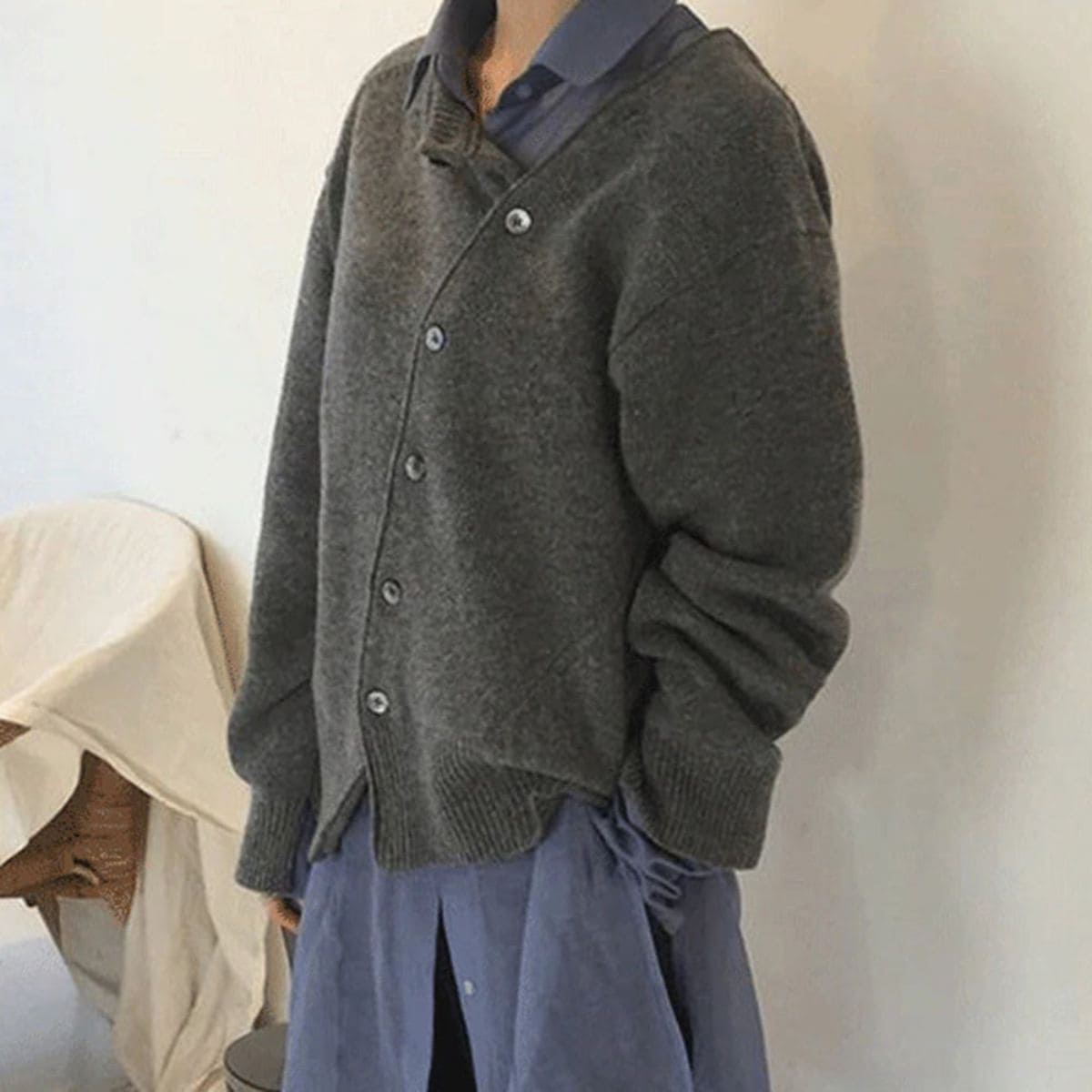 Cardigan til damer – Blødt strik med asymmetrisk knaplukning & løs pasform