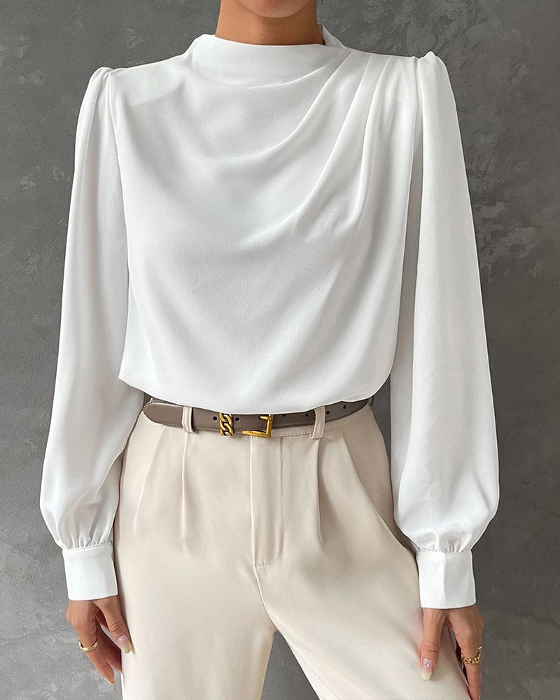 Isabella – Elegant bluse med flæser og ståkrave