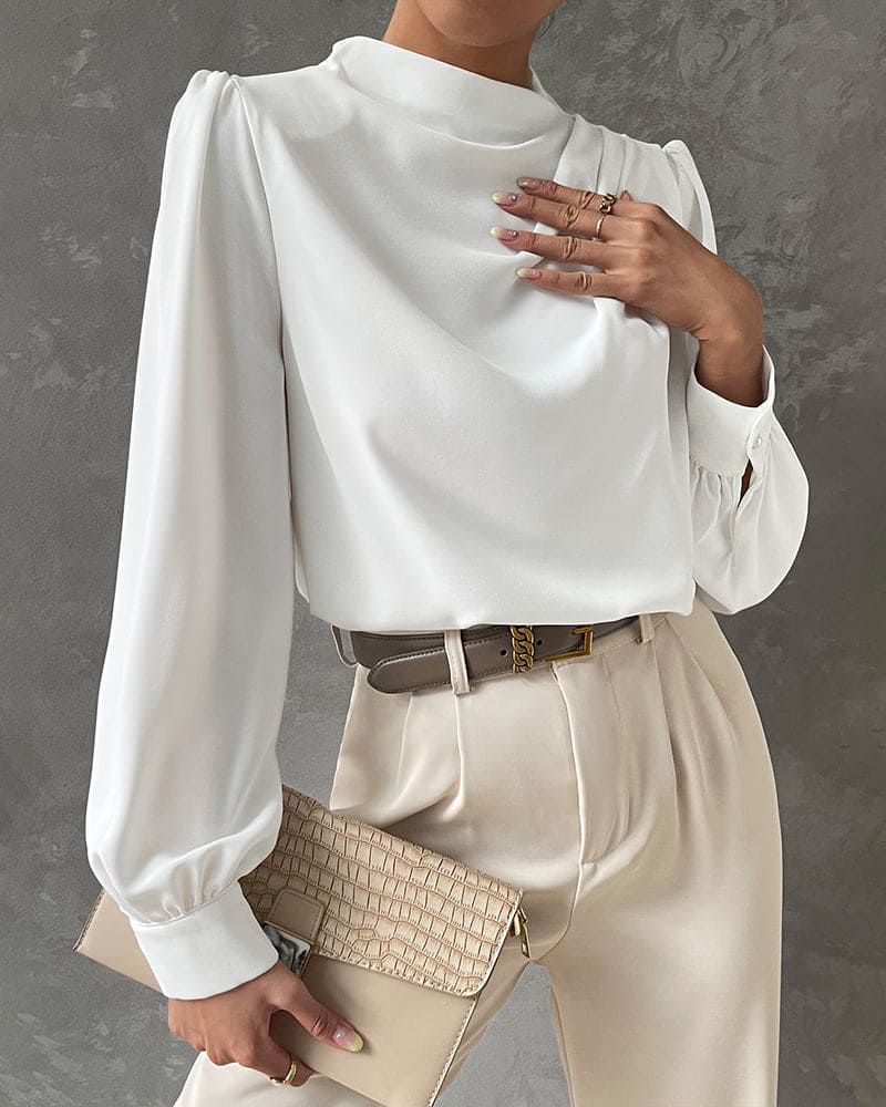 Isabella – Elegant bluse med flæser og ståkrave