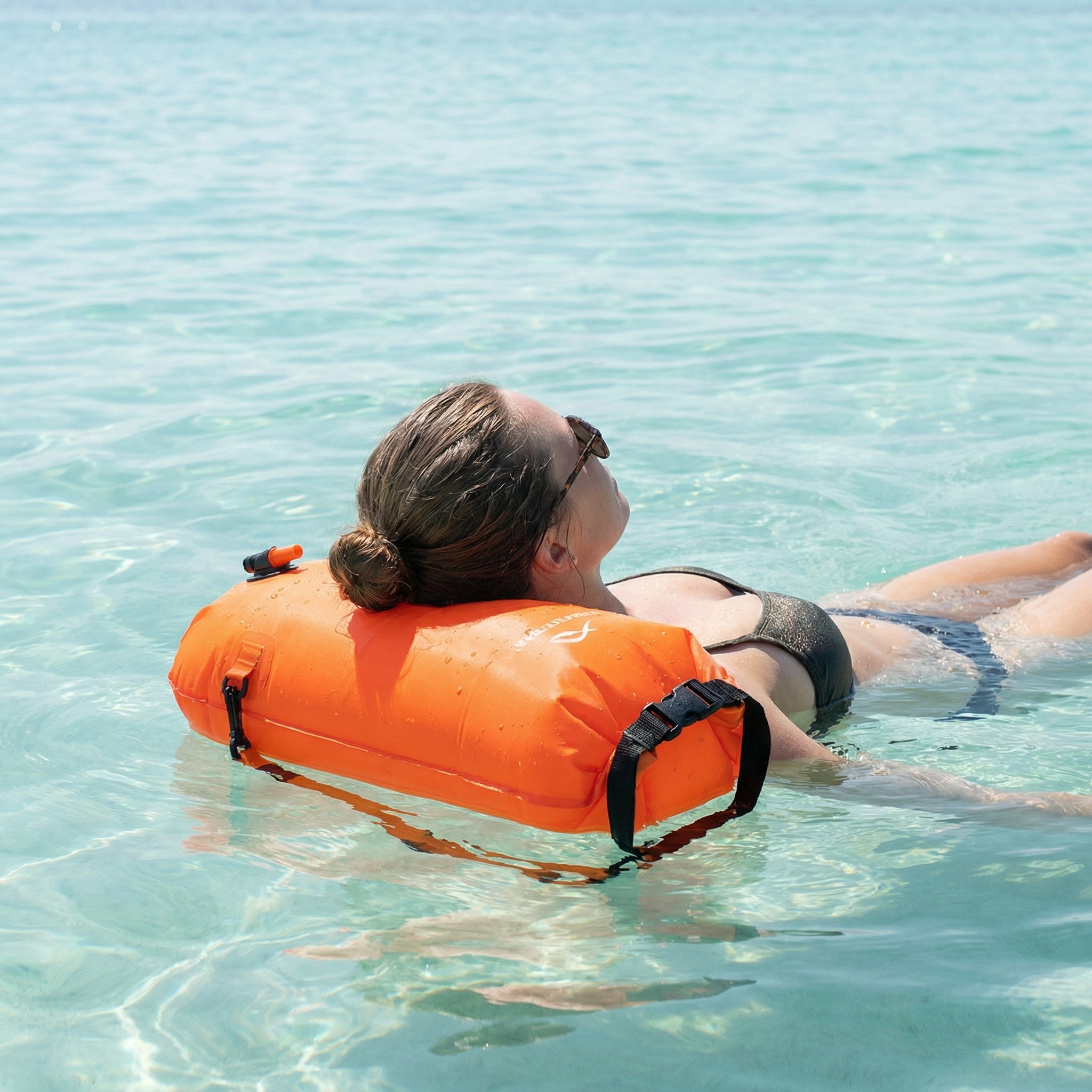 Schwimm-Boje – Wasserdichtes Staufach, Sichtbare Signalfarbe & Abschleppgurt