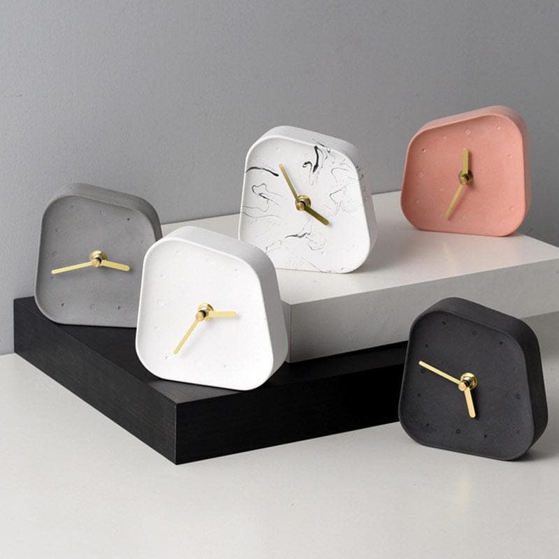 Chronora – Zement-Tischuhr mit Retro-Design und goldenen Zeigern