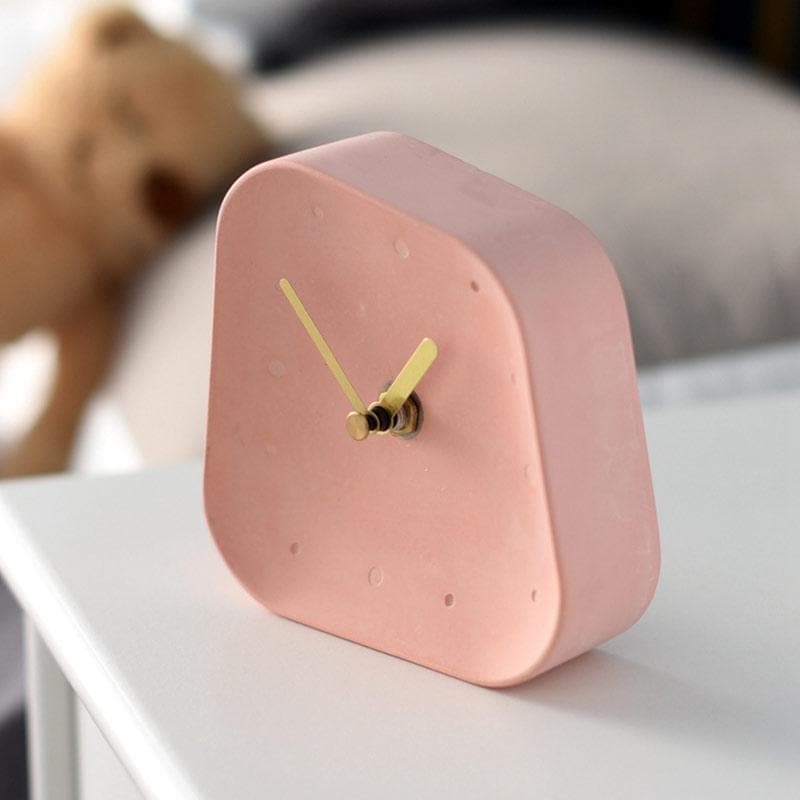 Chronora – Zement-Tischuhr mit Retro-Design und goldenen Zeigern