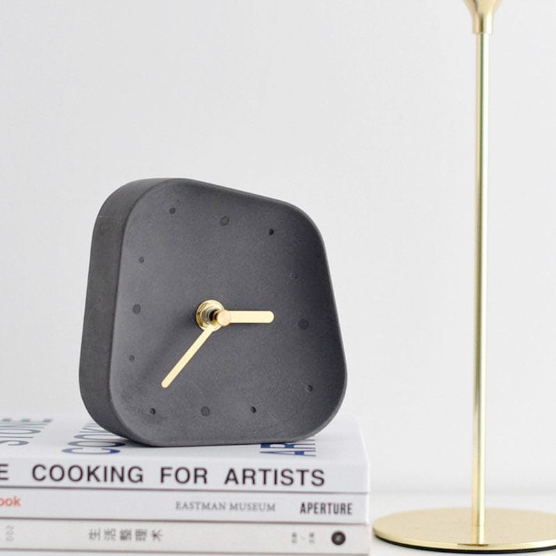 Chronora – Zement-Tischuhr mit Retro-Design und goldenen Zeigern