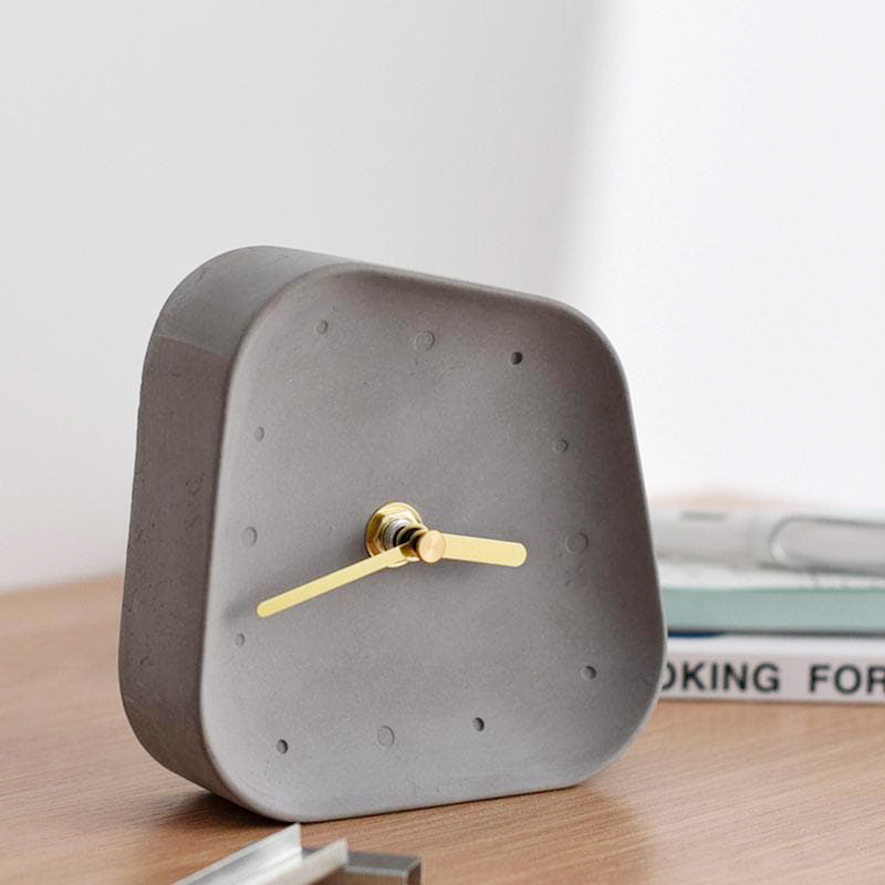 Chronora – Zement-Tischuhr mit Retro-Design und goldenen Zeigern