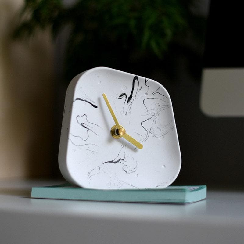 Chronora – Zement-Tischuhr mit Retro-Design und goldenen Zeigern