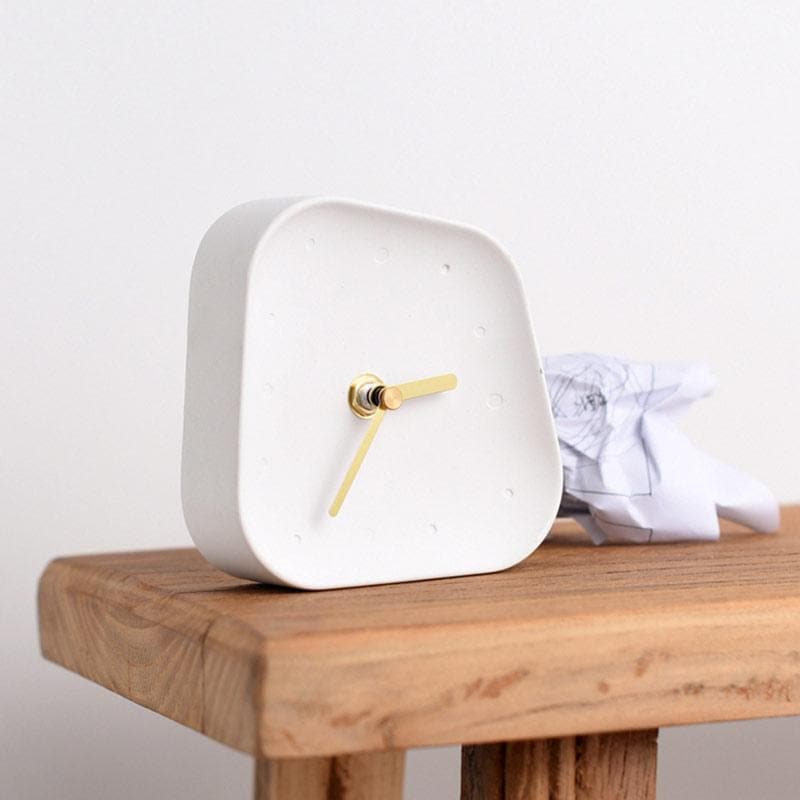 Chronora – Zement-Tischuhr mit Retro-Design und goldenen Zeigern