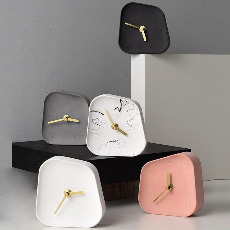 Chronora – Zement-Tischuhr mit Retro-Design und goldenen Zeigern