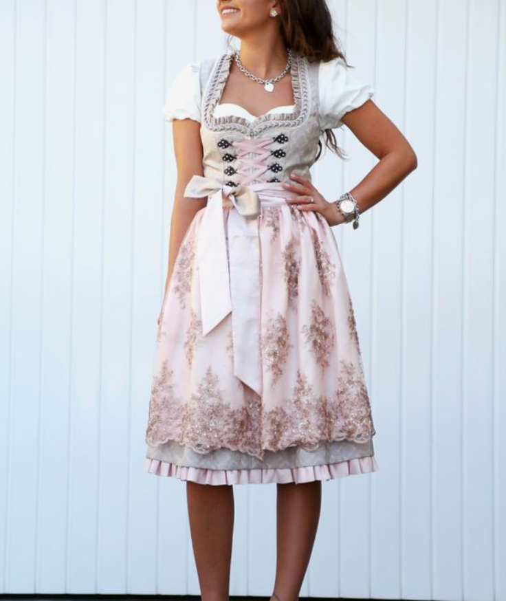 Bolendo Marie - Einzigartiges Damenkostüm mit eleganter Bluse und traditioneller Schürze