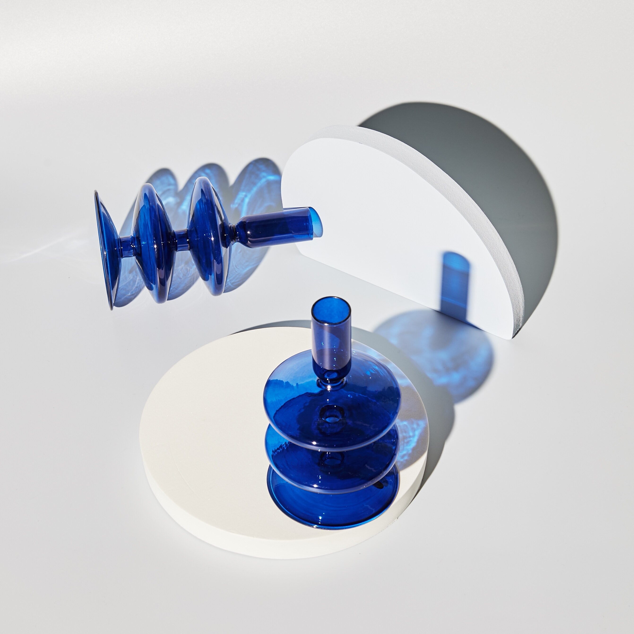 Aurelio – Kerzenhalter aus mundgeblasenem Glas in Kobaltblau