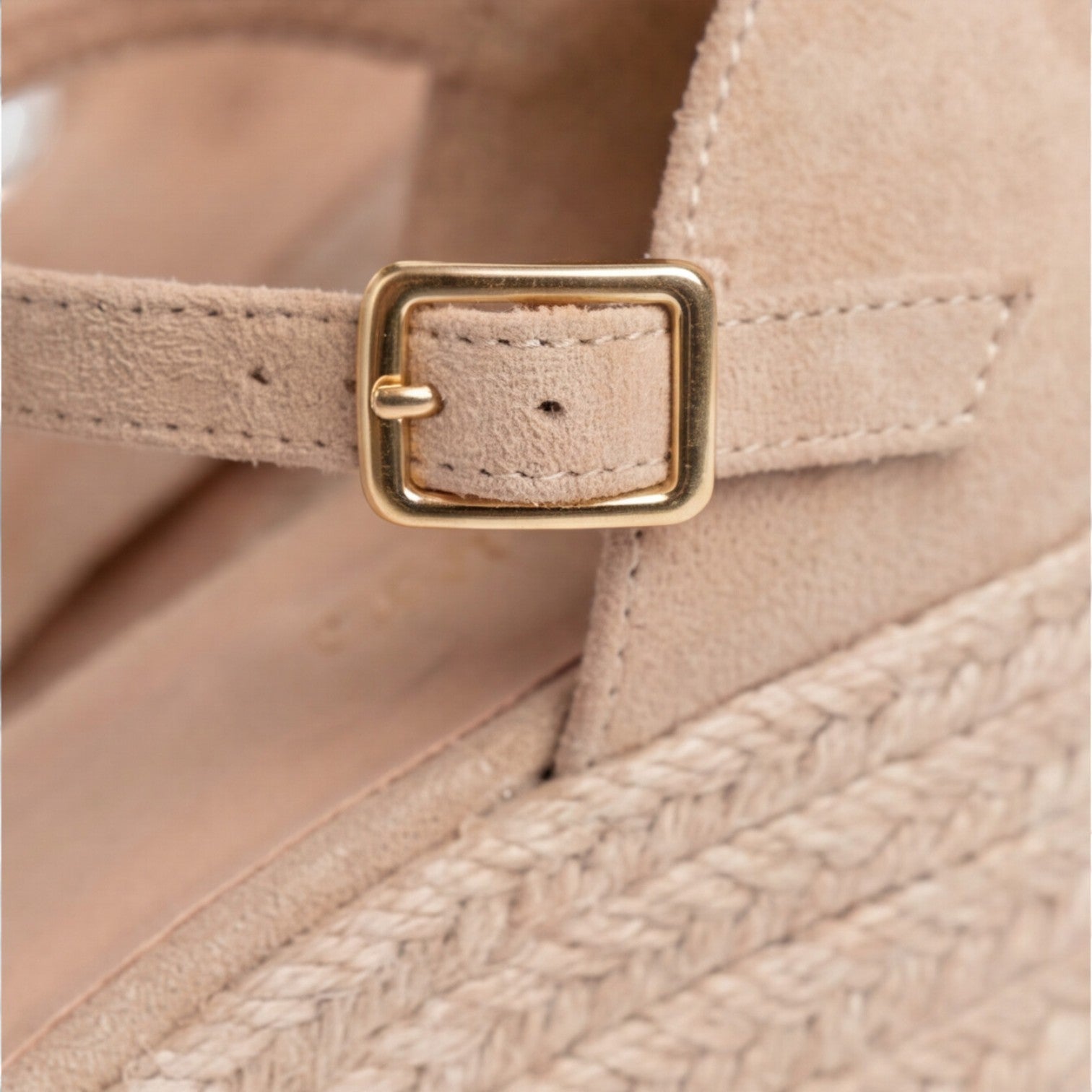 Damen-Keilsandalen mit geschlossener Zehenpartie und Knöchelriemen für den Sommer 2