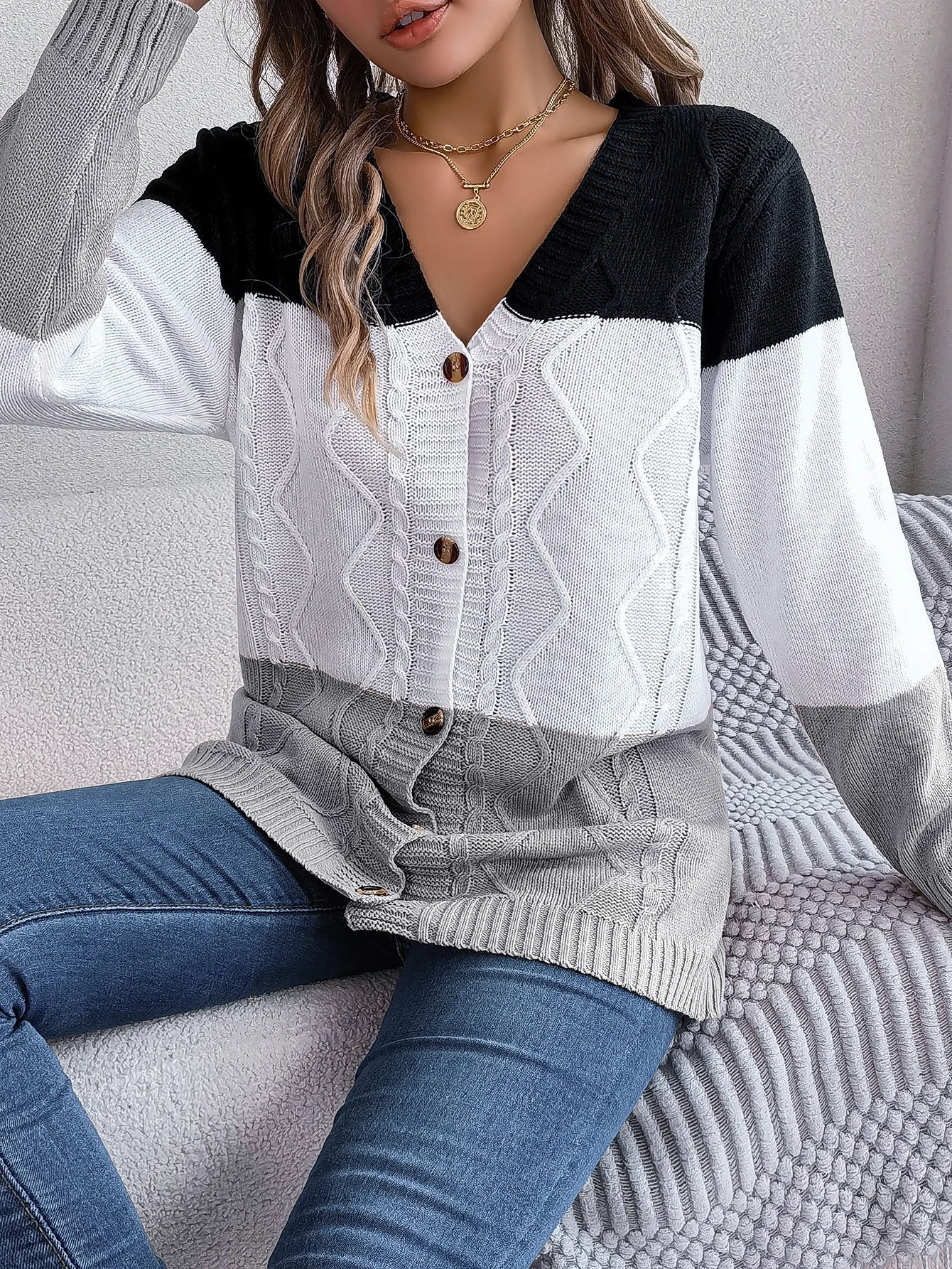 Langärmelige Strickjacke mit V-Ausschnitt - Delphi