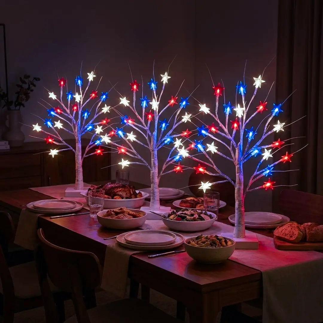 Bordlampe i træform – stjernelys i rødt, hvidt og blåt på lyse grene