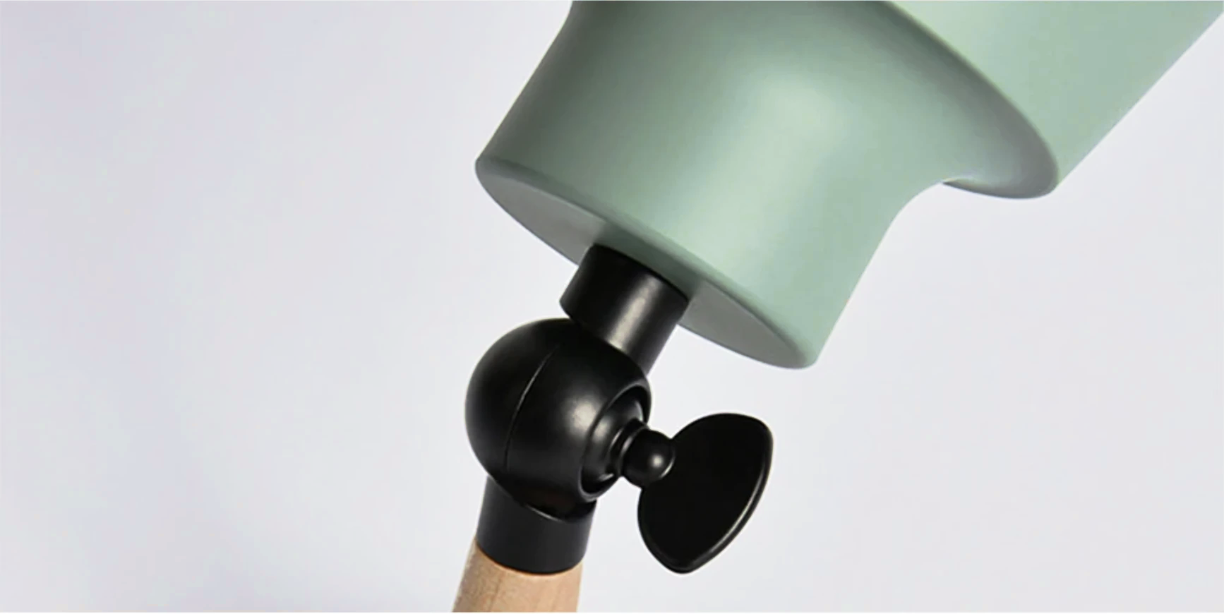 Liora – Wandleuchte Holz & Metall mit drehbarem Schirm – Modernes Design