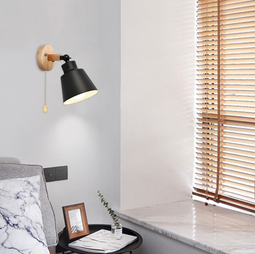Devona – Wandleuchte Holz & Metall mit Zugschalter – Verstellbarer Schirm