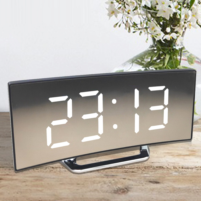 Digitaler Wecker mit gebogenem LED-Display, automatischer Dimmung und Snooze-Funktion 0