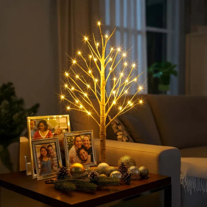 Baumlampe für den Nachttisch – warmes Licht an Zweigen im hellen Rindenlook