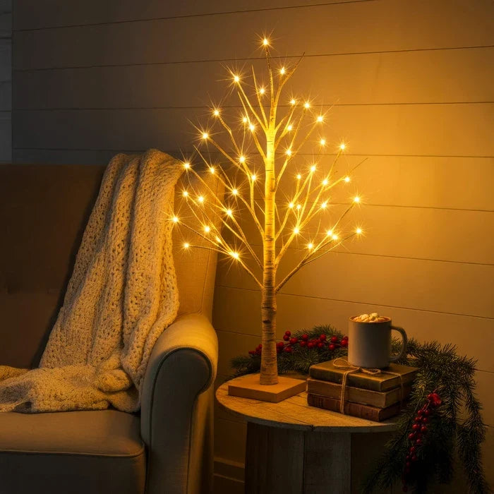 Baumlampe für den Nachttisch – warmes Licht an Zweigen im hellen Rindenlook