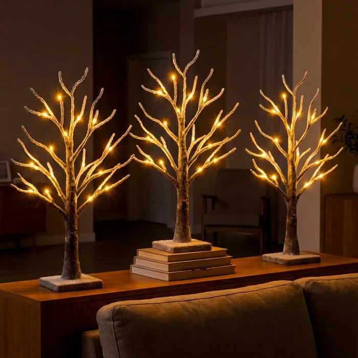Verschneiter Tischbaum mit Licht – funkelnde Lichter auf bereiften Zweigen