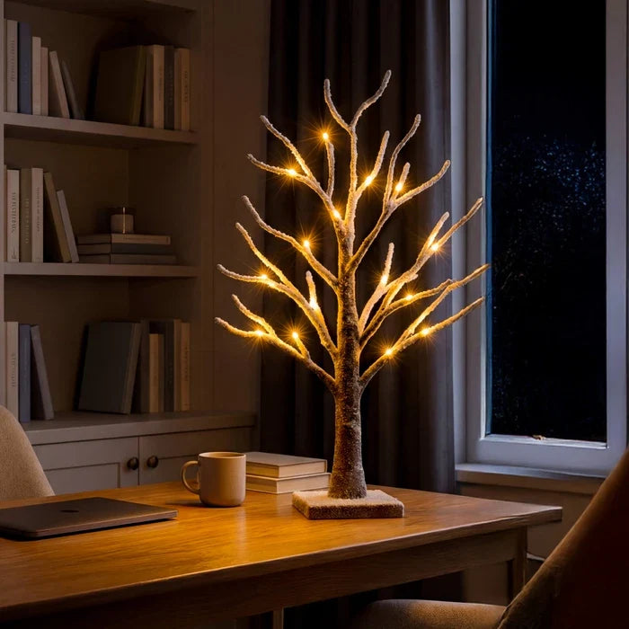 Verschneiter Tischbaum mit Licht – funkelnde Lichter auf bereiften Zweigen