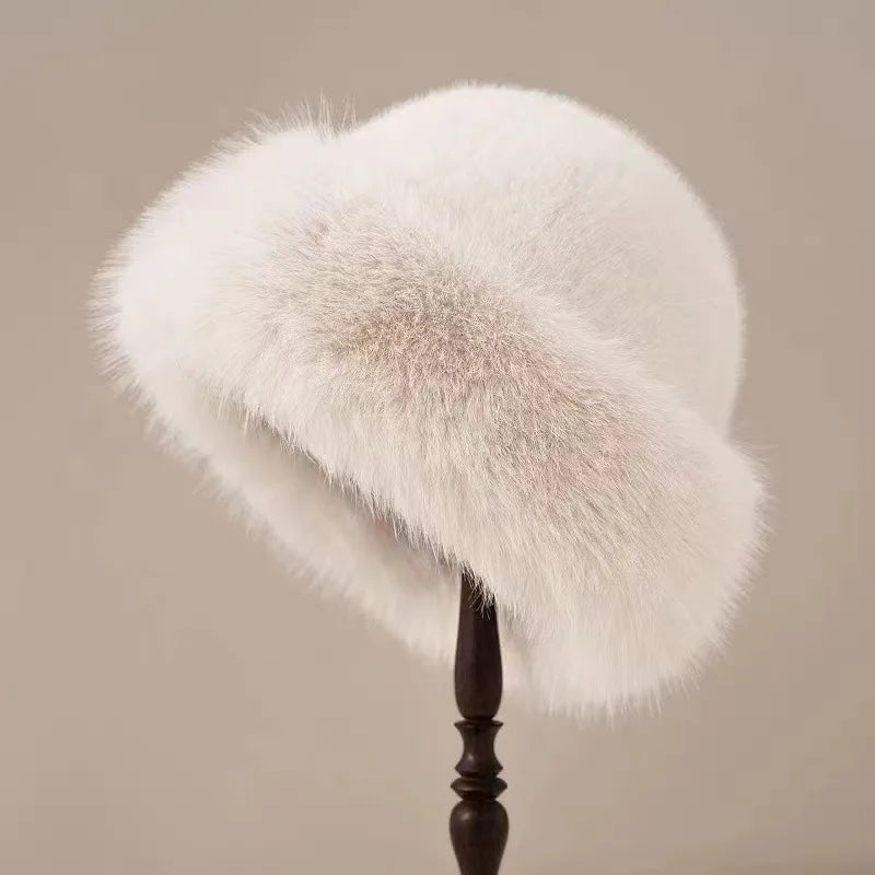 Furla – Elegante dameswintermuts van imitatiebont voor extra warmte 0