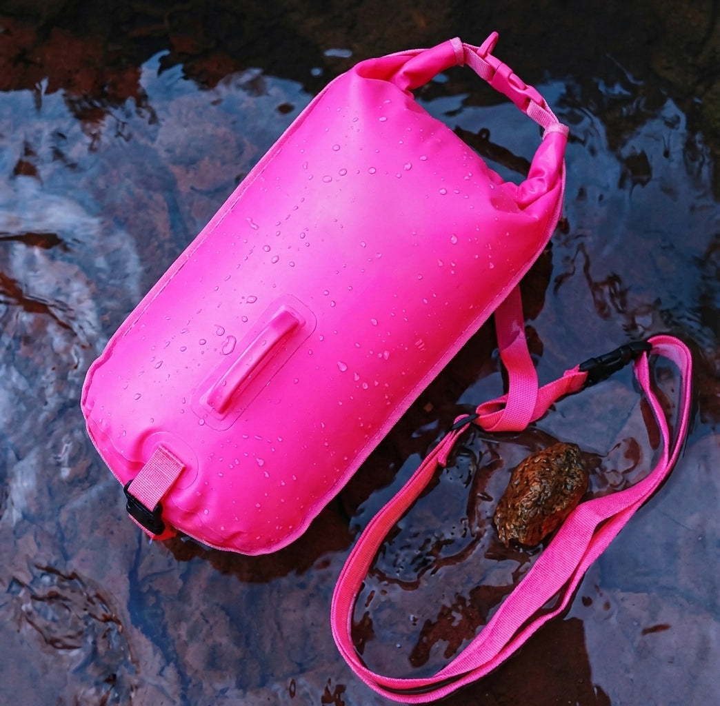 Plavecká bója – vodotesná, dobre viditeľná a so suchou priehradkou
