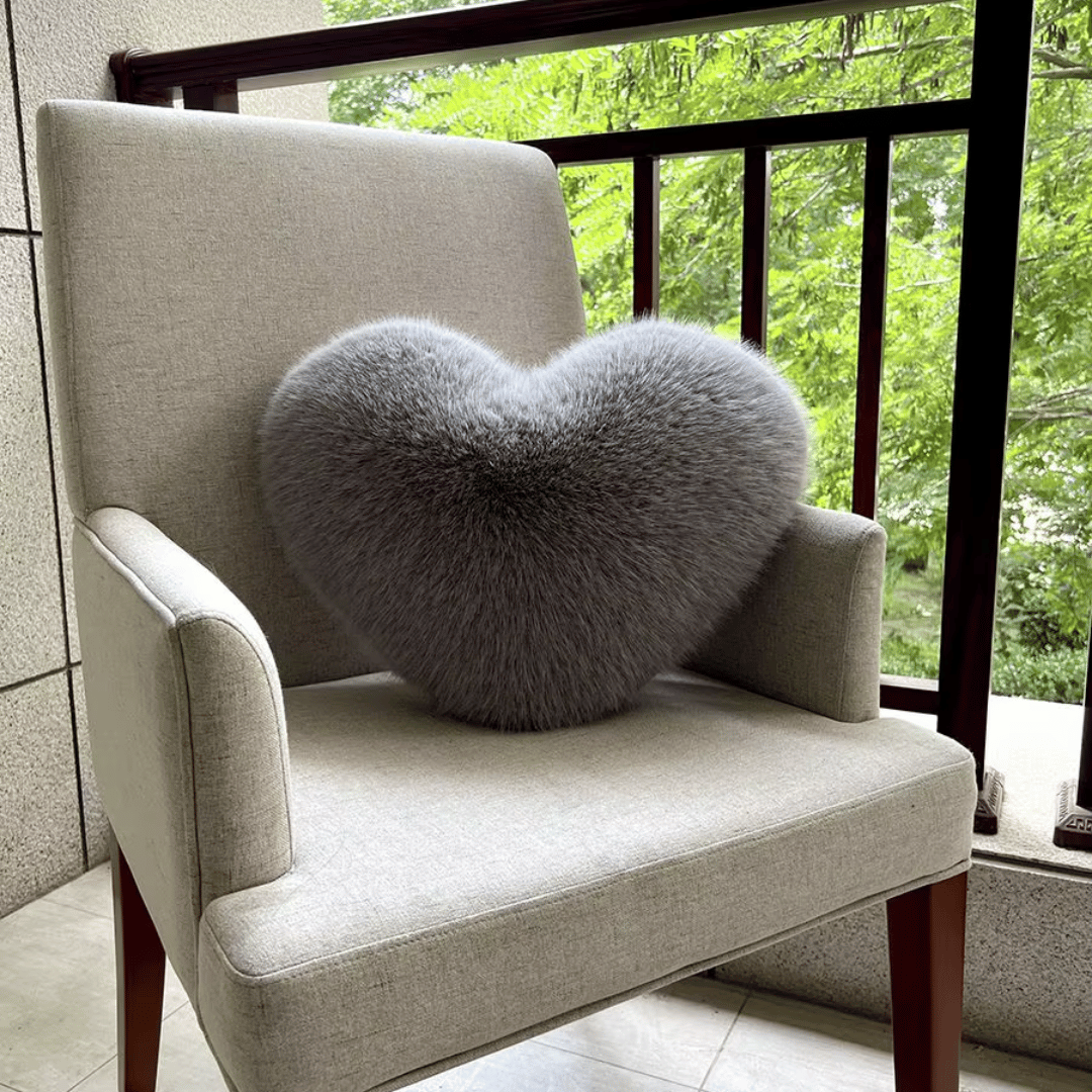 HUGNEST – Herzförmiges Kunstfellkissen für warme und moderne Wohnräume 9