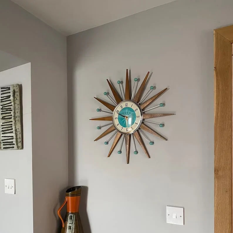 Retro-Wanduhr im Strahlendesign