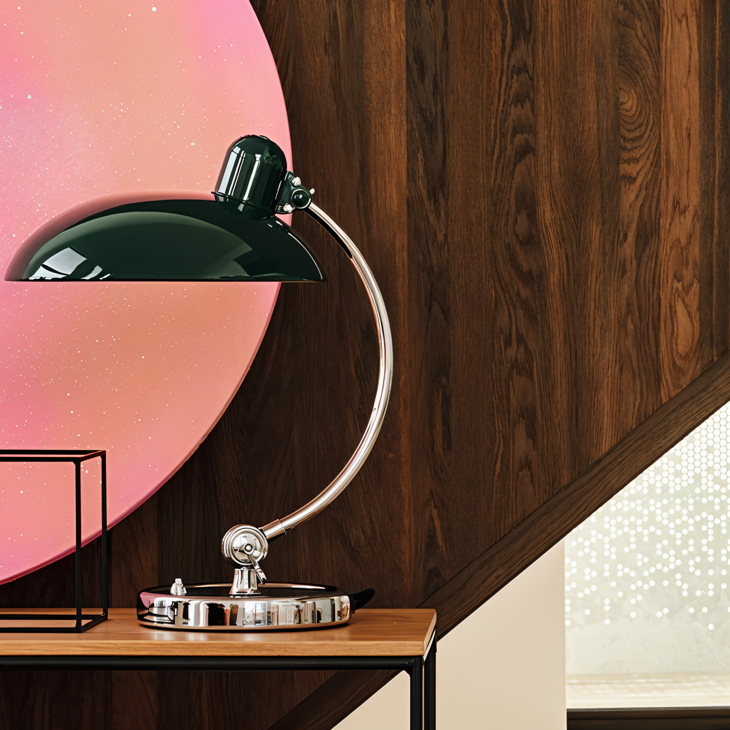 Bordlampe – Justerbar arm af jern & klassisk kuppelform til funktionel arbejdsbelysning