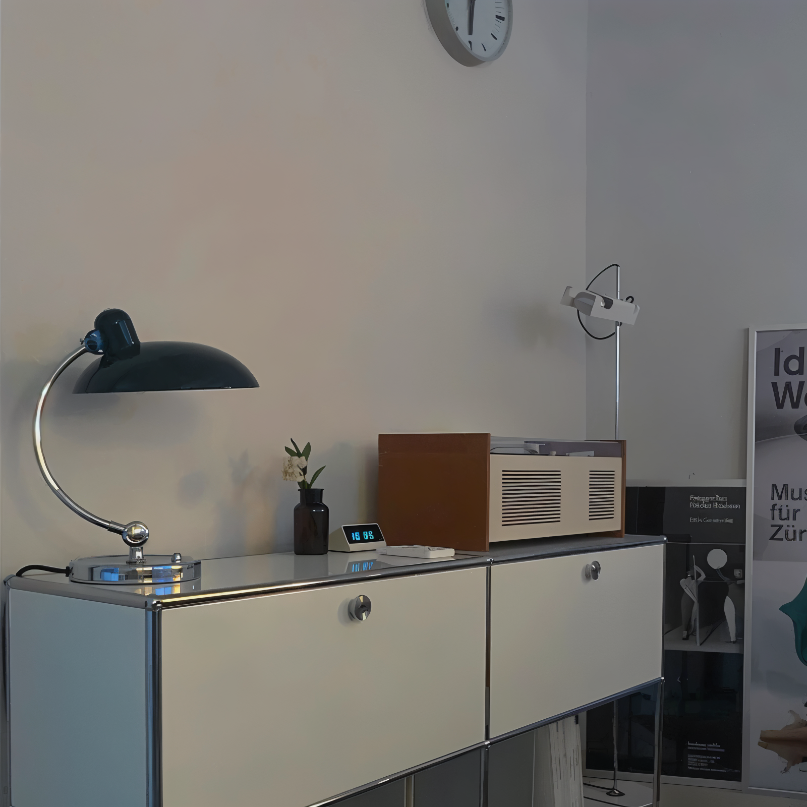 Bordlampe – Justerbar arm af jern & klassisk kuppelform til funktionel arbejdsbelysning