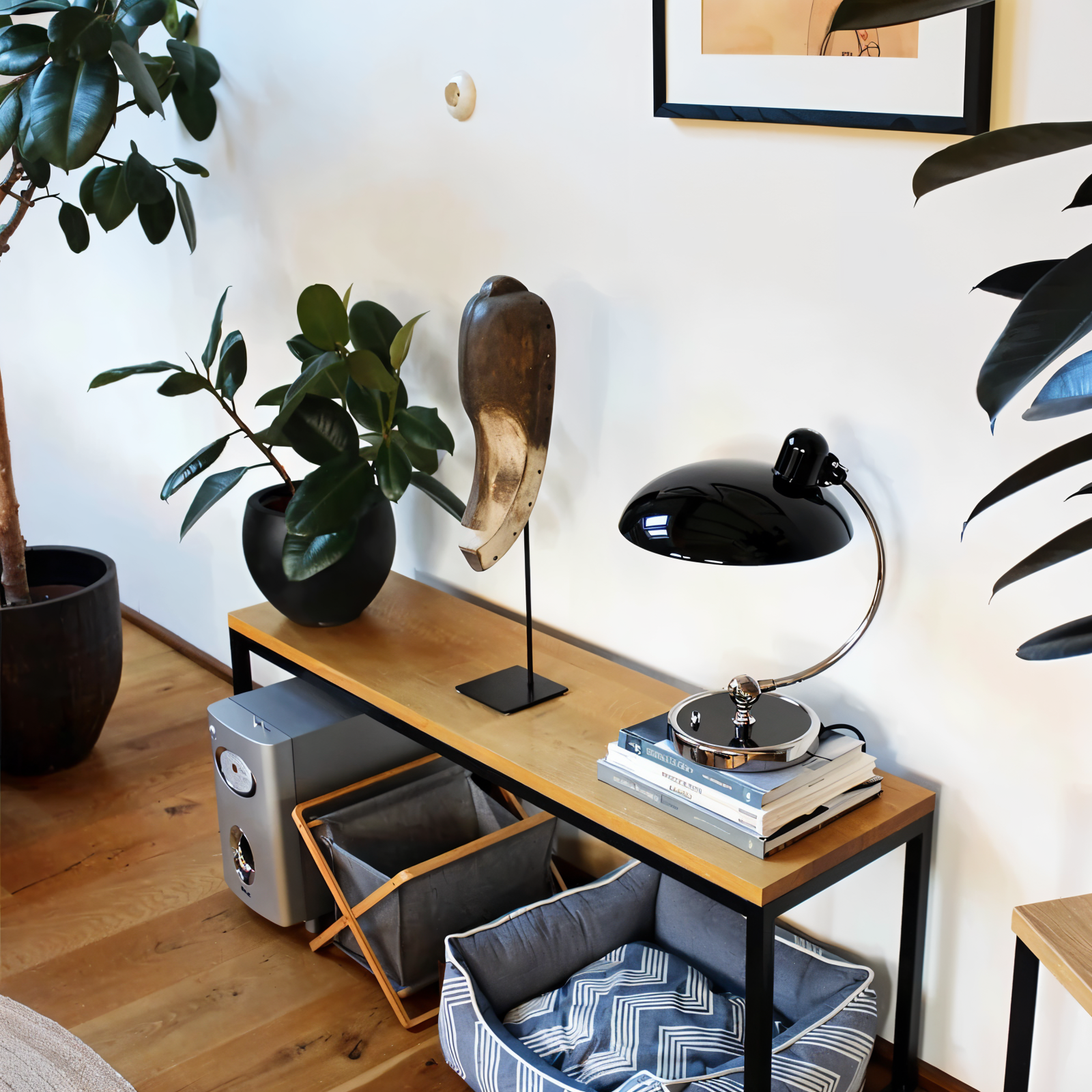 Bordlampe – Justerbar arm af jern & klassisk kuppelform til funktionel arbejdsbelysning