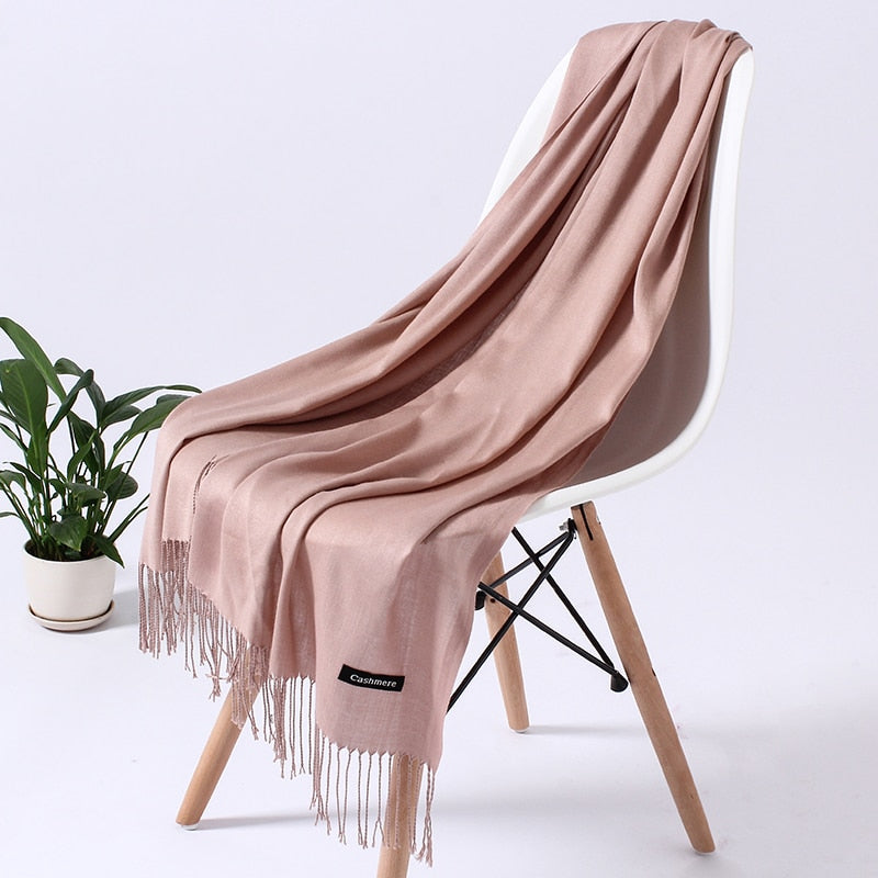 Dámsky zimný šál z kašmíru – elegantný, mäkký a všestranný