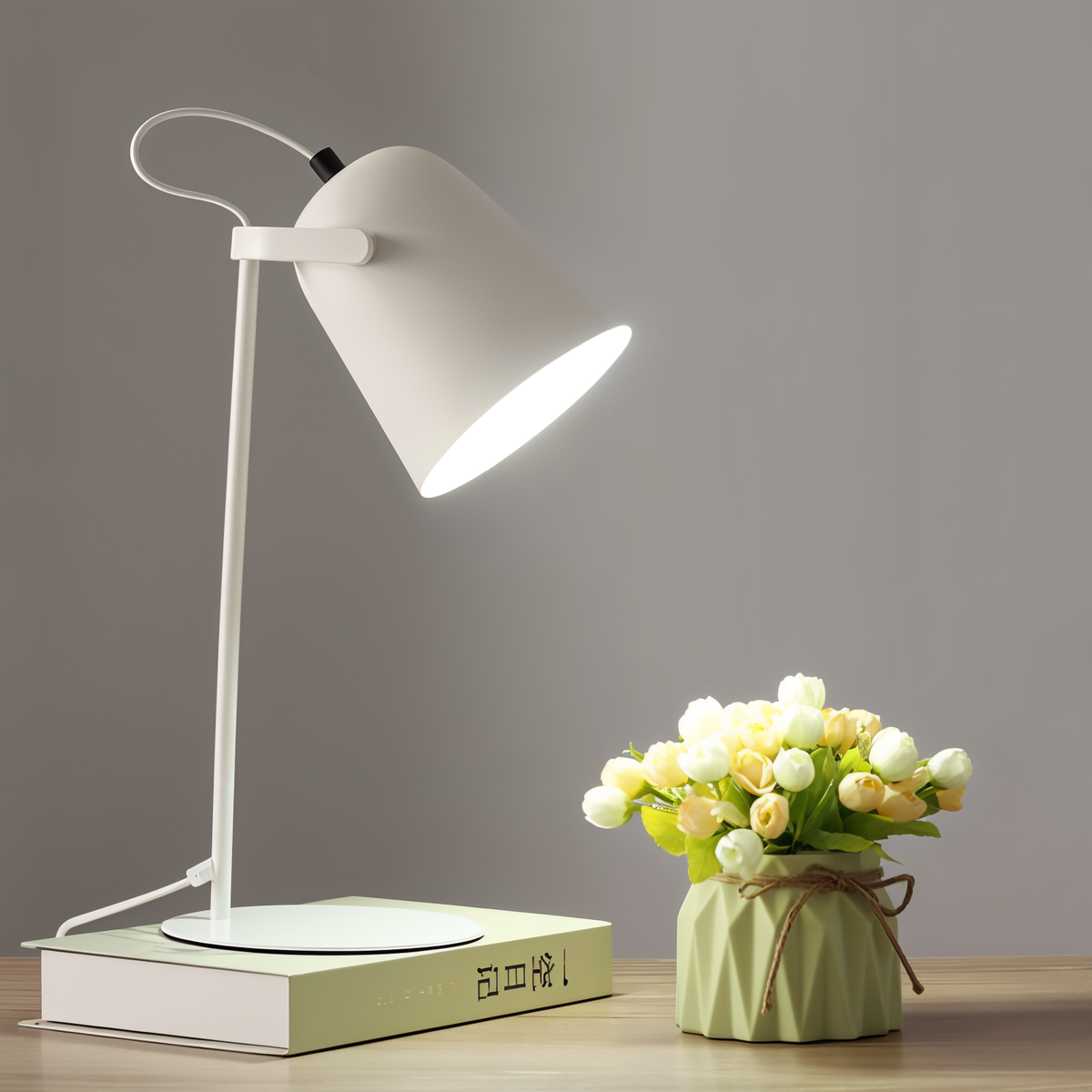 Kleurrijke Bureaulamp met Scandinavisch Design 9