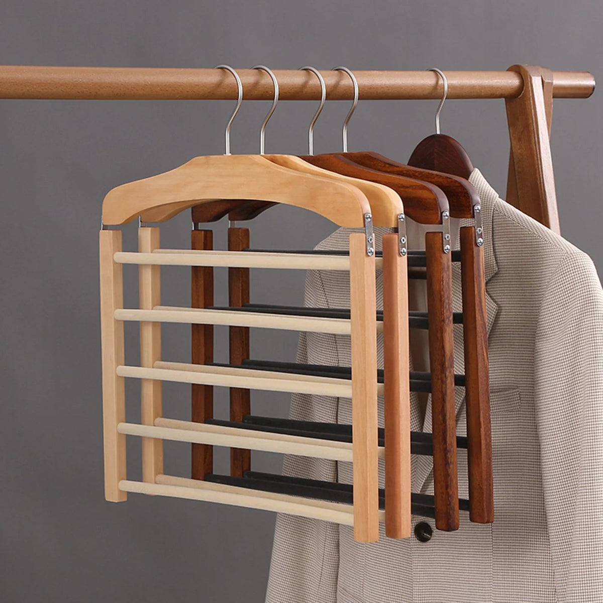 LuxeHanger – Elegante houten kledinghangers voor een stijlvolle organisatie 2