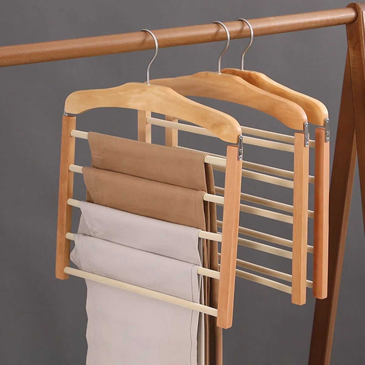 LuxeHanger – Elegante houten kledinghangers voor een stijlvolle organisatie 4