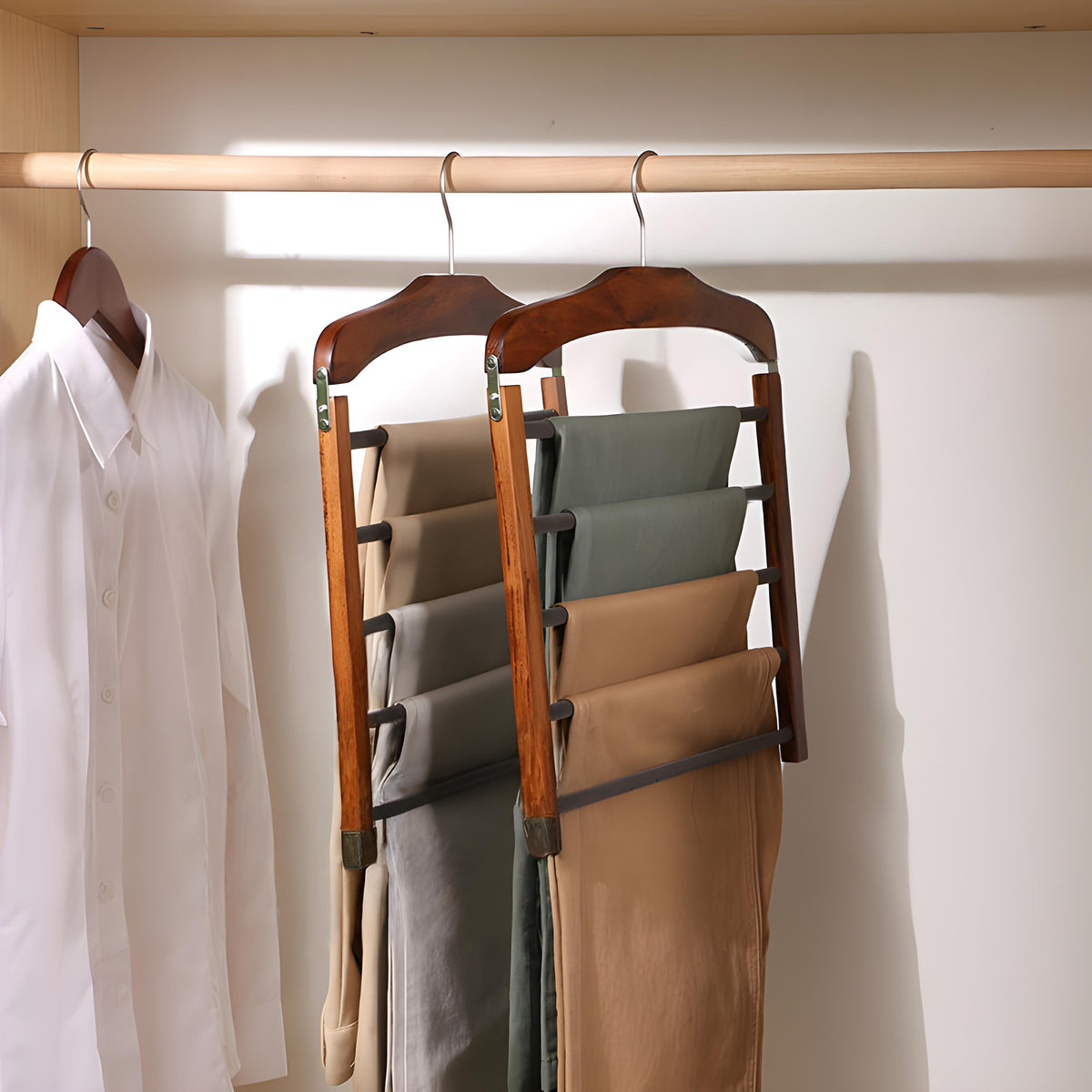 LuxeHanger – Elegante houten kledinghangers voor een stijlvolle organisatie 5