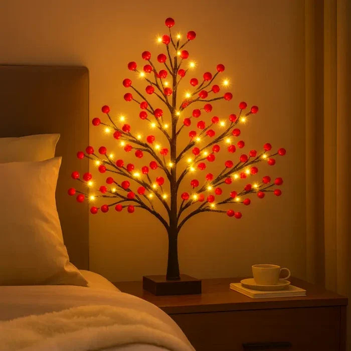 Stechpalmen-Tischbaum – Zweige voller roter Beeren mit warmer Lichterkette