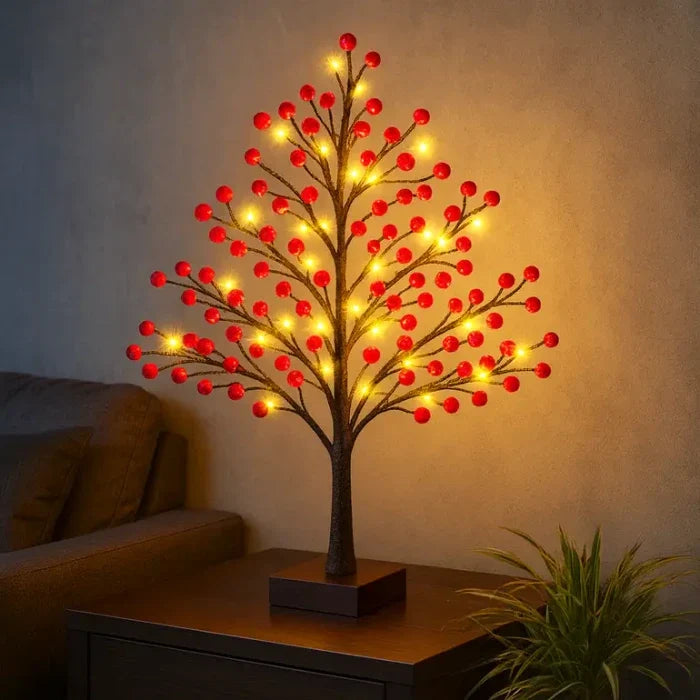 Stechpalmen-Tischbaum – Zweige voller roter Beeren mit warmer Lichterkette