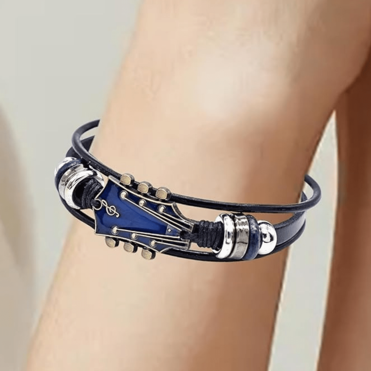MUSIKSTRUM – Lederarmband mit Gitarrenmotiv 4