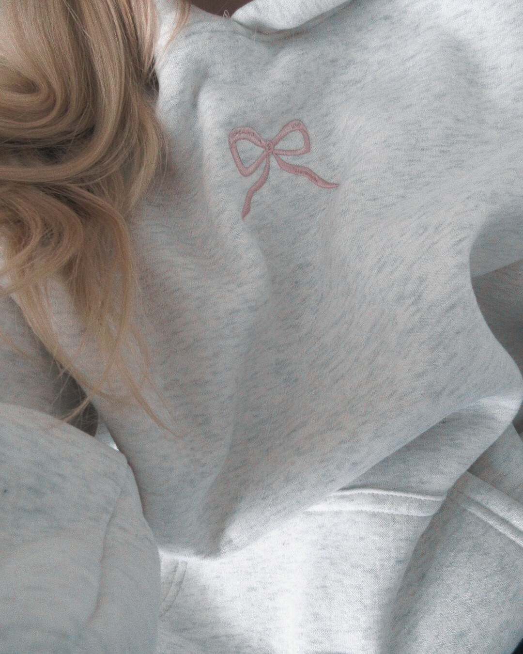 Veloura – Damen Hoodie Rosa Schleife Regular Fit – Alltag mit Stil