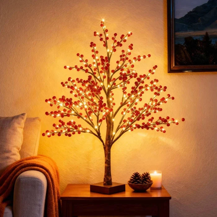 Baumlampe mit roten Beeren – warmes Licht und winterliche Deko für den Kaminsims