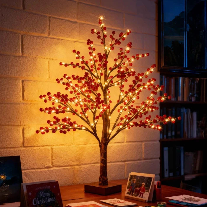 Baumlampe mit roten Beeren – warmes Licht und winterliche Deko für den Kaminsims
