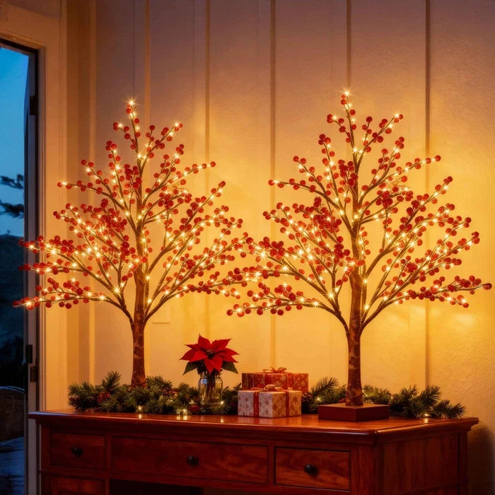 Baumlampe mit roten Beeren – warmes Licht und winterliche Deko für den Kaminsims