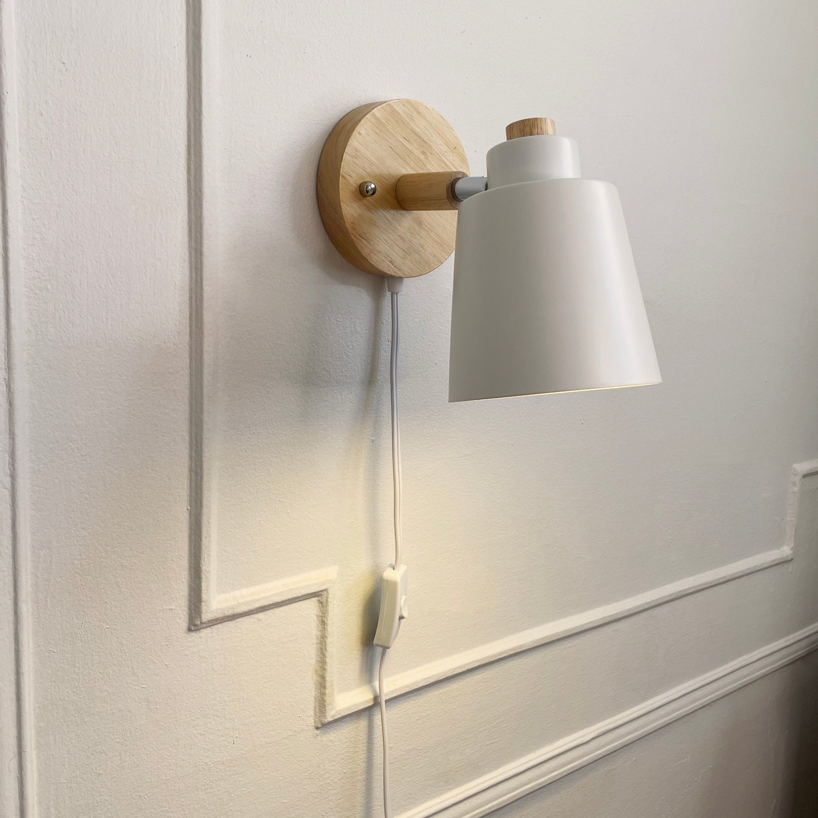 Lumosia – otočná čtecí lampa dřevo a kov se zástrčkou – nastavitelný stínidlo