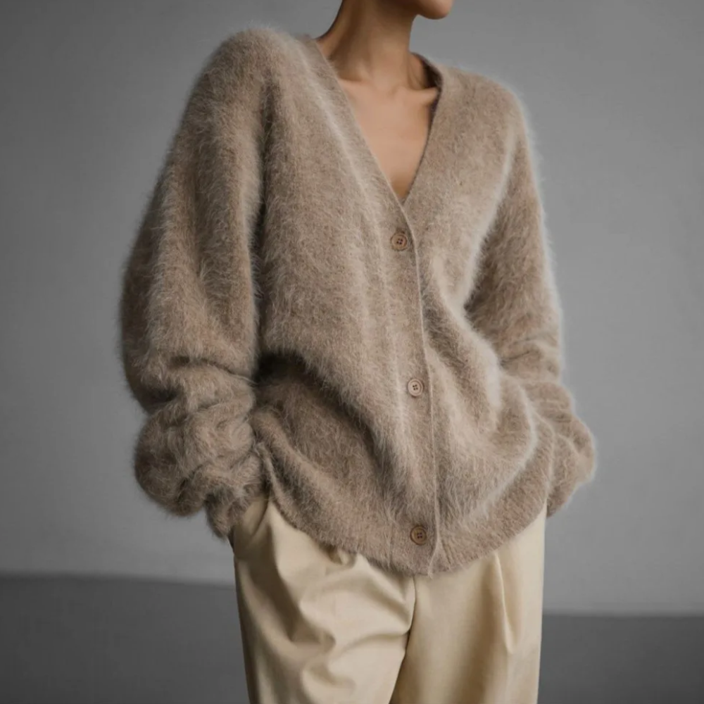 Oversize strikcardigan til damer – Blødt, fluffy stof, dyb V-udskæring og løs pasform