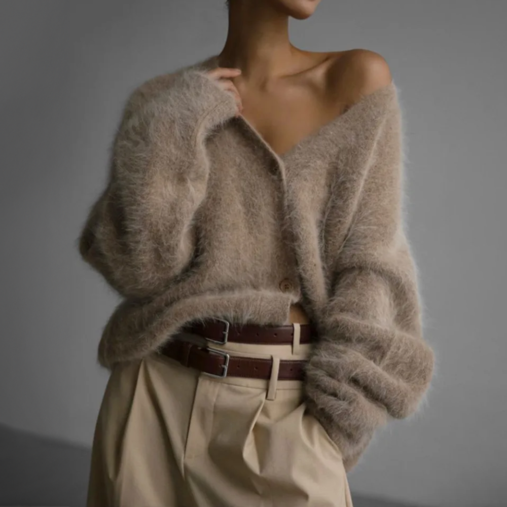 Oversize strikcardigan til damer – Blødt, fluffy stof, dyb V-udskæring og løs pasform
